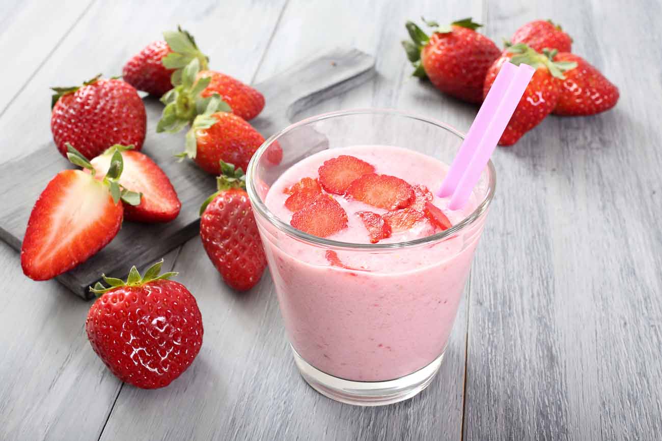 Prepare a Nutritious Strawberry Oatmeal Smoothie