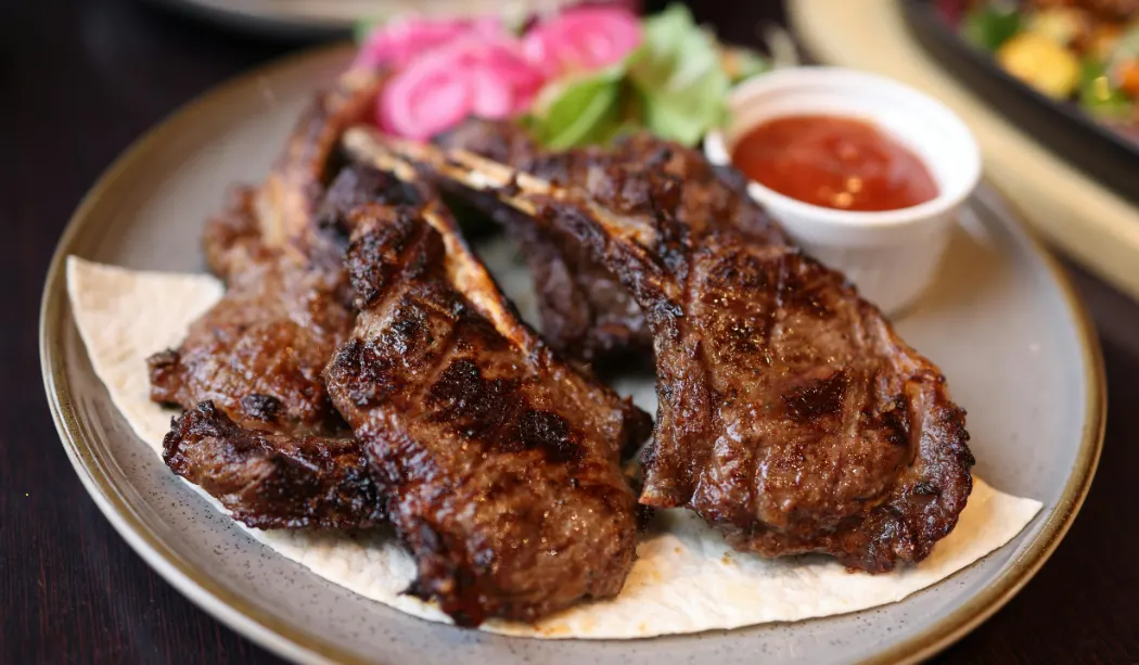 Lamb chops: lamb with mint salsa Lamb chops: lamb with mint salsa
